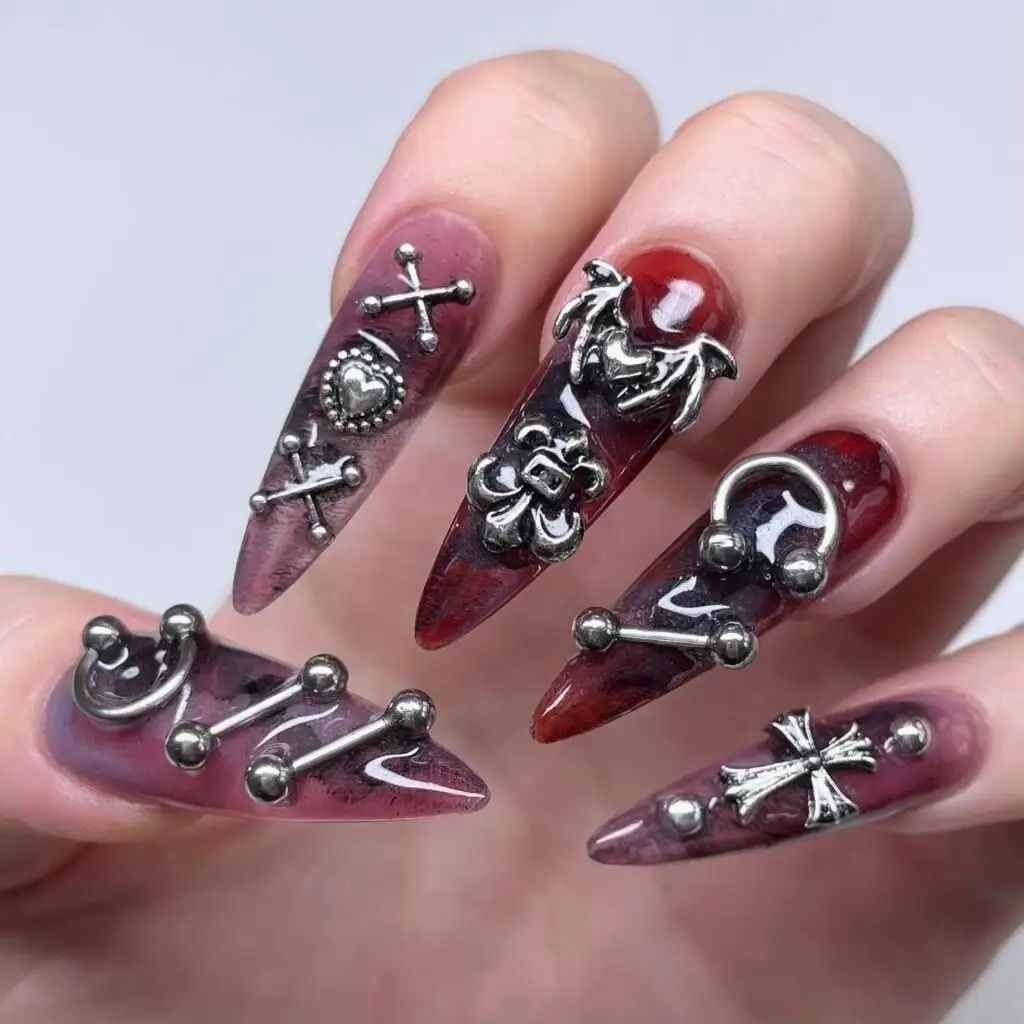 Dunkelrotes Marmor-Stiletto-Set mit silbernen Kreuzen und Metallnieten