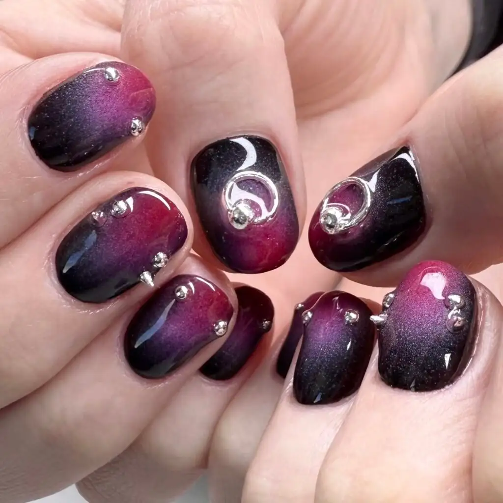 Magenta-schwarzes Cat-Eye-Set mit Silberringen und Nieten