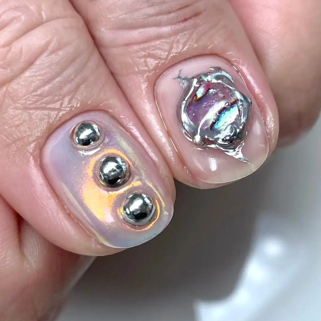 Schillerndes Aura-Set mit polierten Silberkuppeln und Chrom-Element